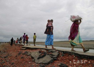 Bangladéš nasadil na pomoc utekajúcim Rohingom ďalších vojakov