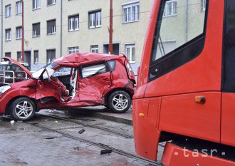 Policajti vyšetrujú nehodu dvoch áut a autobusu v Bratislave