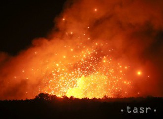 VEĽKÝ POŽIAR:Plamene v ukrajinskom sklade s muníciou hasí 1200 hasičov