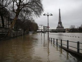 Francúzsko má prvú OBEŤ záplav: Hladina Seiny v Paríži stále stúpa