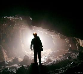 Turisti vo Švajčiarsku sú uväznení v jaskyni v hĺbke asi 300 metrov