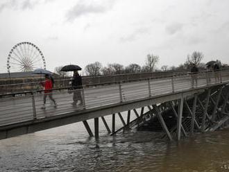 Hladina Seiny ďalej stúpa, z Paríža a okolia evakuovali stovky ľudí