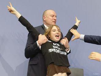 Aktivistka hnutia Femen protestovala v Kyjeve pred českou ambasádou