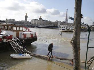 V oblasti Paríža evakuovali pre záplavy 1500 ľudí