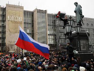 Protestujúci pochodovali okolo budovy vlády a kričali: Putin je zlodej