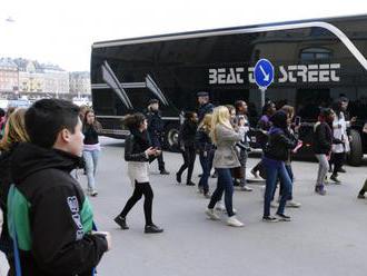 NEOBVYKLÁ NEHODA: Autobus sa na zastávke dal do pohybu, 10 zranených