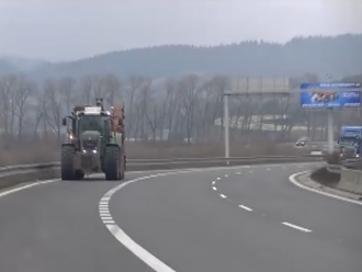 VIDEO Vodič si pomýlil cesty: S traktorom po severnej diaľnici