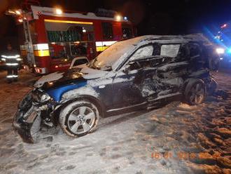 FOTO Tragická nehoda pri Zvolene: Vodič BMW   dostal šmyk, čelná zrážka so smetiarmi