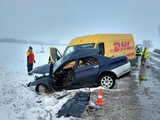 Pri Trenčíne vyhasol život mladej dievčiny  : FOTO Brutálna čelná zrážka s kuriérom