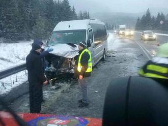 Nehoda pri Dolnom Kubíne: FOTO Mikrobus sa zrazil s autom, sedem zranených!