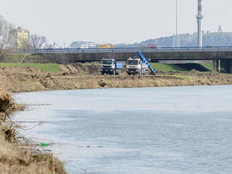 Stojaté ľady sa nikam nepohli: Rieka Nitra je stále výrazne znečistená