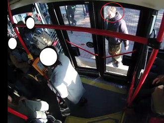 Pomôžte polícii: VIDEO Opitý chlap rozkopal dvere bratislavského autobusu