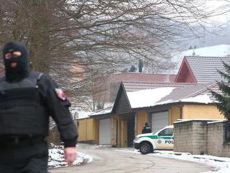 PRÁVE TERAZ Policajné manévre v Limbachu: VIDEO Kukláči v dome zavraždeného Ernesta Valka