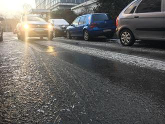 Cestári upozorňujú na hmlu i poľadovicu na cestách v tekovskom regióne