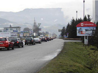 VIDEO Kolóny pred Ružomberkom šoféri obchádzajú cez okolité obce: Domáci sa búria