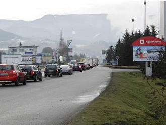 Kolóny pred Ružomberkom šoféri obchádzajú cez okolité obce, domáci sú rozhorčení