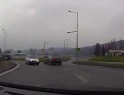 Vodič ostal ako obarený: VIDEO Na kruhovo objazde v Prešove mu z protismeru vybehlo auto