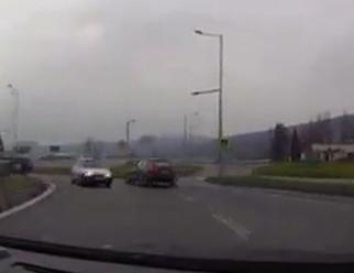 Vodič ostal ako obarený: VIDEO Na kruhovom objazde v Prešove mu z protismeru vybehlo auto