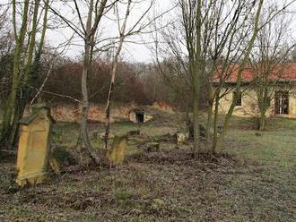 Slavná i neslavná historie židovského hřbitova pod vrchem Chotuc