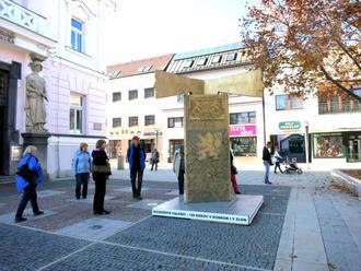 Sochár L. Gajdoš oslavuje sté výročie ČSR monumentálnou plastikou