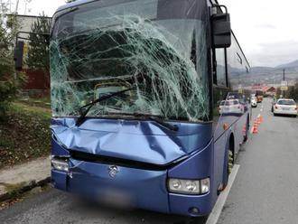 Nehoda autobusu s nákladiakom v Kysuckom Novom Meste: Dvaja ranení