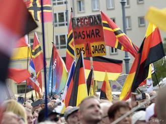 Oslavy hnutia Pegida vyhnali do ulíc Drážďan tisícky jeho odporcov