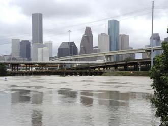 Voda znečistená záplavami komplikuje život státisícom Texasanov