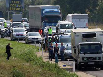 Srb v aute s českým evidenčným číslom prevážal 27 Iračanov