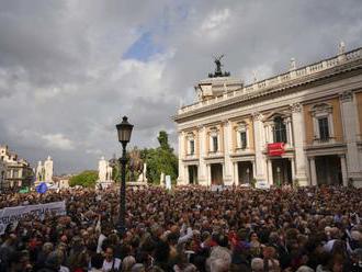 Tisíce obyvateľov Ríma protestovali proti starostke a úpadku mesta