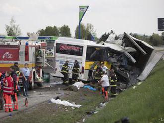 V Česku sa zrazil autobus s kamiónom, päť osôb je vážne zranených