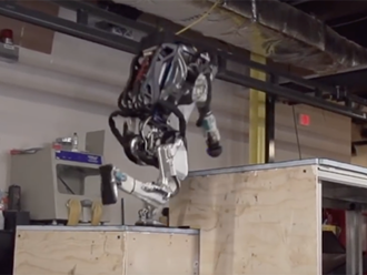   Video: Robot Atlas od Boston Dynamics se naučil běhat parkour