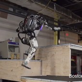 Video: Roboti od Boston Dynamics se opět předvádějí, Atlas skáče parkour