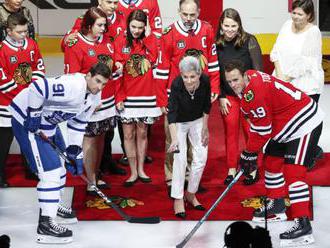 Video: V Chicagu spomínali na Stana Mikitu, úvodné buly zápasu NHL hodila jeho manželka Jill