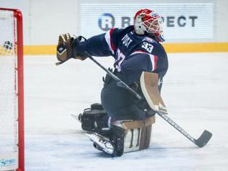 Brankár Barry Brust si možno opäť zachytá v KHL na bratislavskom ľade