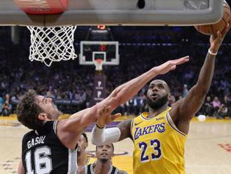 Video: LeBron stále čaká na prvý triumf v drese Lakers, v NBA aj dve predĺženia a triumf Toronta