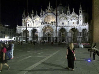 Benátské náměstí San Marco přitahuje turisty jako magnet, klid přichází se soumrakem