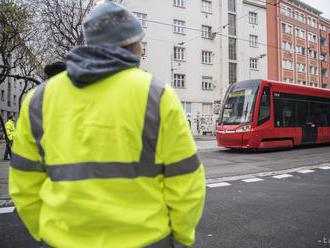 POZOR: Bratislavské električky 4 a 8 sú pre odstavené autá odklonené