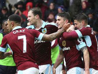 Duel Burnley s Newcastlom sa po kolapse delegáta začal neskôr