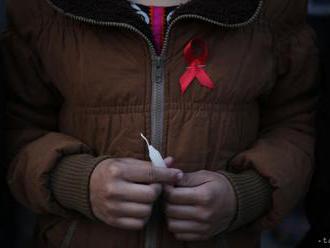 Mladí ľudia v uliciach vyjadria solidaritu s ľuďmi žijúcimi s HIV/AIDS