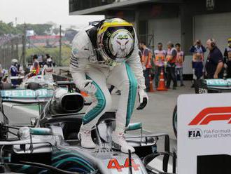 Hamilton získal 82. pole position v kariére a Veľkú cenu Brazílie odštartuje z prvého miesta