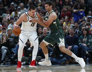 Houston sa dočkal domáceho triumfu, pivot Milwaukee Lopez s ôsmimi trojkami