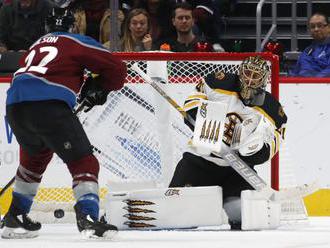 Video: Chicago v NHL ukončilo svoju „čiernu sériu“, Halák dostal šesť gólov a Chára zápa