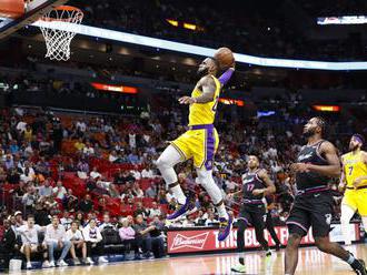 Video: Oslabené Golden State prehralo v San Antoniu, LeBron prispel 51 bodmi k triumfu Lakers