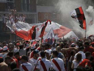 Video: Finále Pohára osloboditeľov odložili, fanúšikovia River Plate zaútočili na autobus súpera