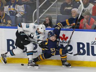 Video: Buffalo v NHL ničí súperov, Vegas rozobralo Chicago a z triumfu sa tešili aj Pánik s Jarošom