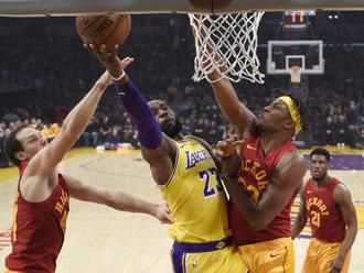 Video: LeBron pomohol 38 bodmi k triumfu Lakers, líder NBA v dráme zdolal obhajcov titulu