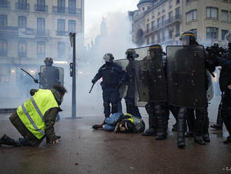 Polícia zatkla počas protestov vo Francúzsku 1723 osôb