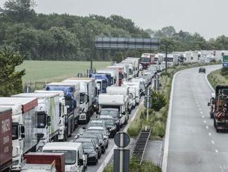 V Bratislave hlásia nehody na D1 aj D2, tvoria sa kolóny