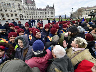 Maďarská polícia vytlačila demonštrantov z Kossuthovho námestia