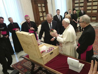 Pápež František poslal po prezidentovi A. Kiskovi aj dar pre R. Bezáka